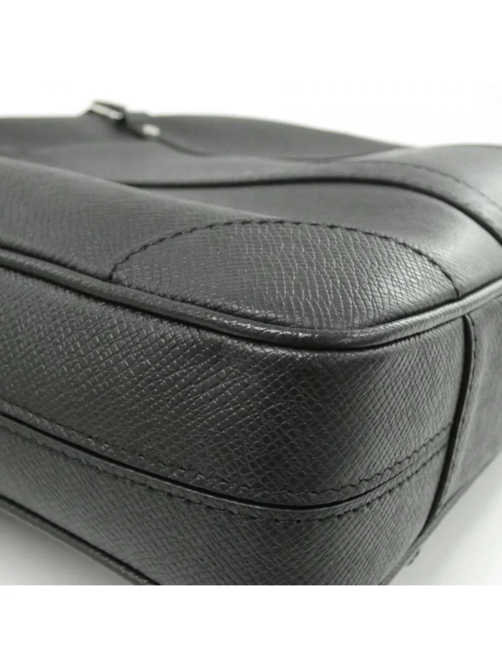 Louis Vuitton Taiga Porte Document Voyage